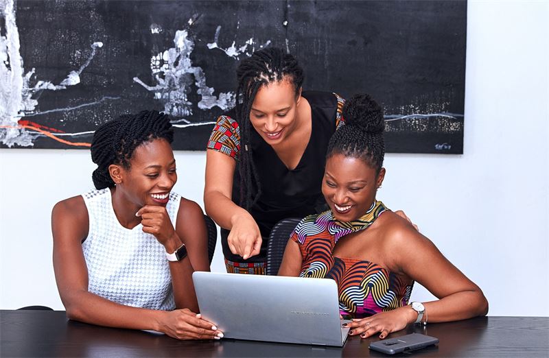 Trois femmes entrepreneures travaillant ensemble devant un ordinateur portable