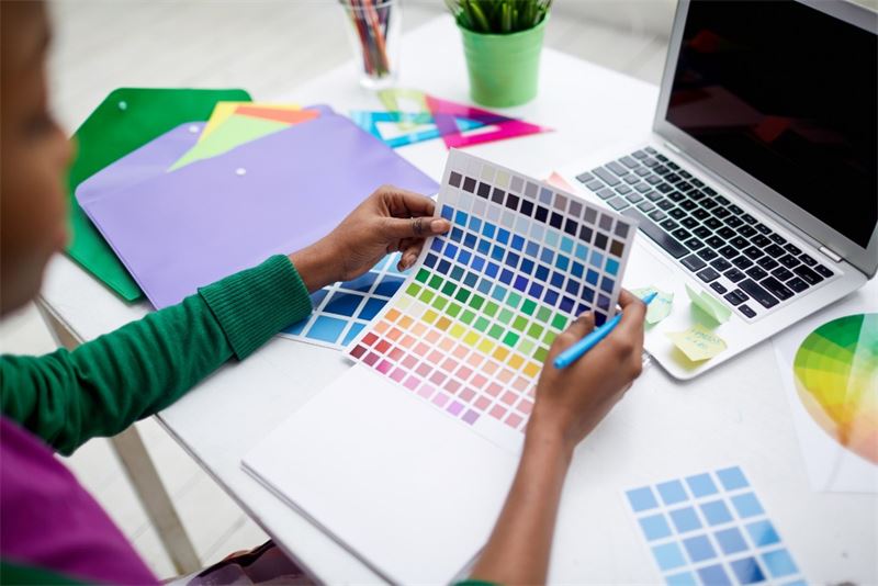 Graphiste choisissant un nuancier de couleurs pour une identité de marque