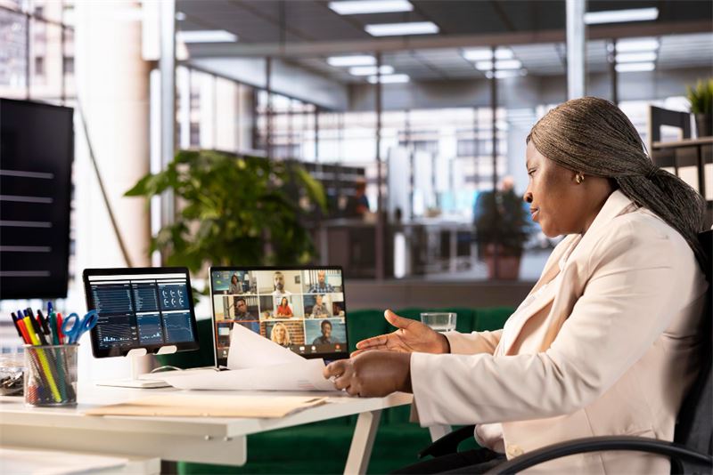 Équipe d'une PME en réunion de travail sur sa stratégie de communication 360°